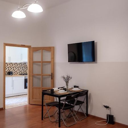 Cozy Apartment In Akacfa Street Budapest Exteriör bild