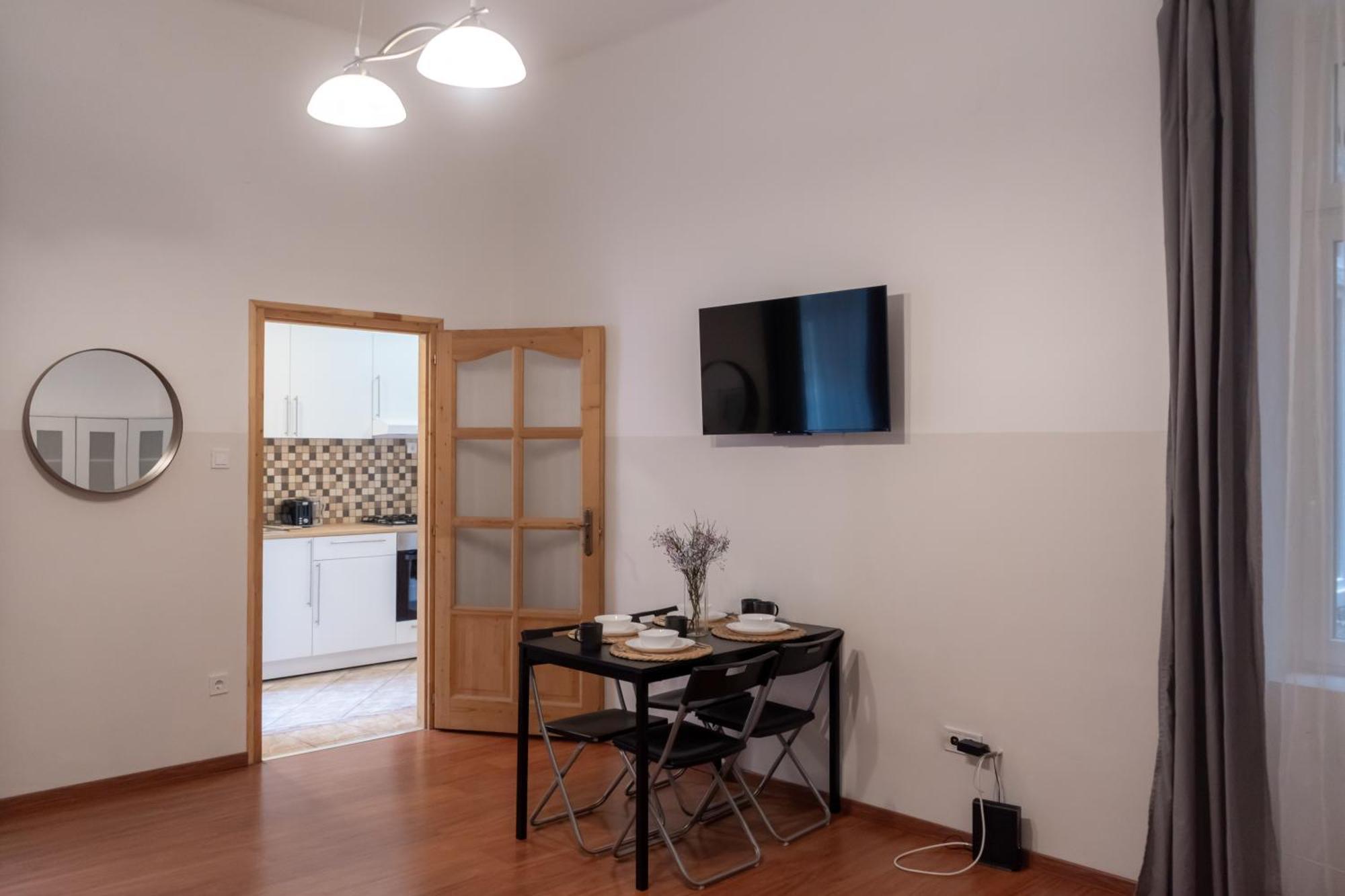 Cozy Apartment In Akacfa Street Budapest Exteriör bild