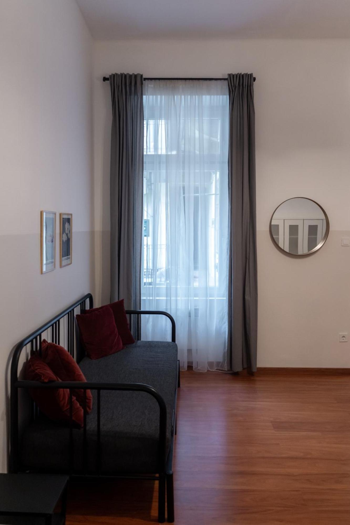 Cozy Apartment In Akacfa Street Budapest Exteriör bild