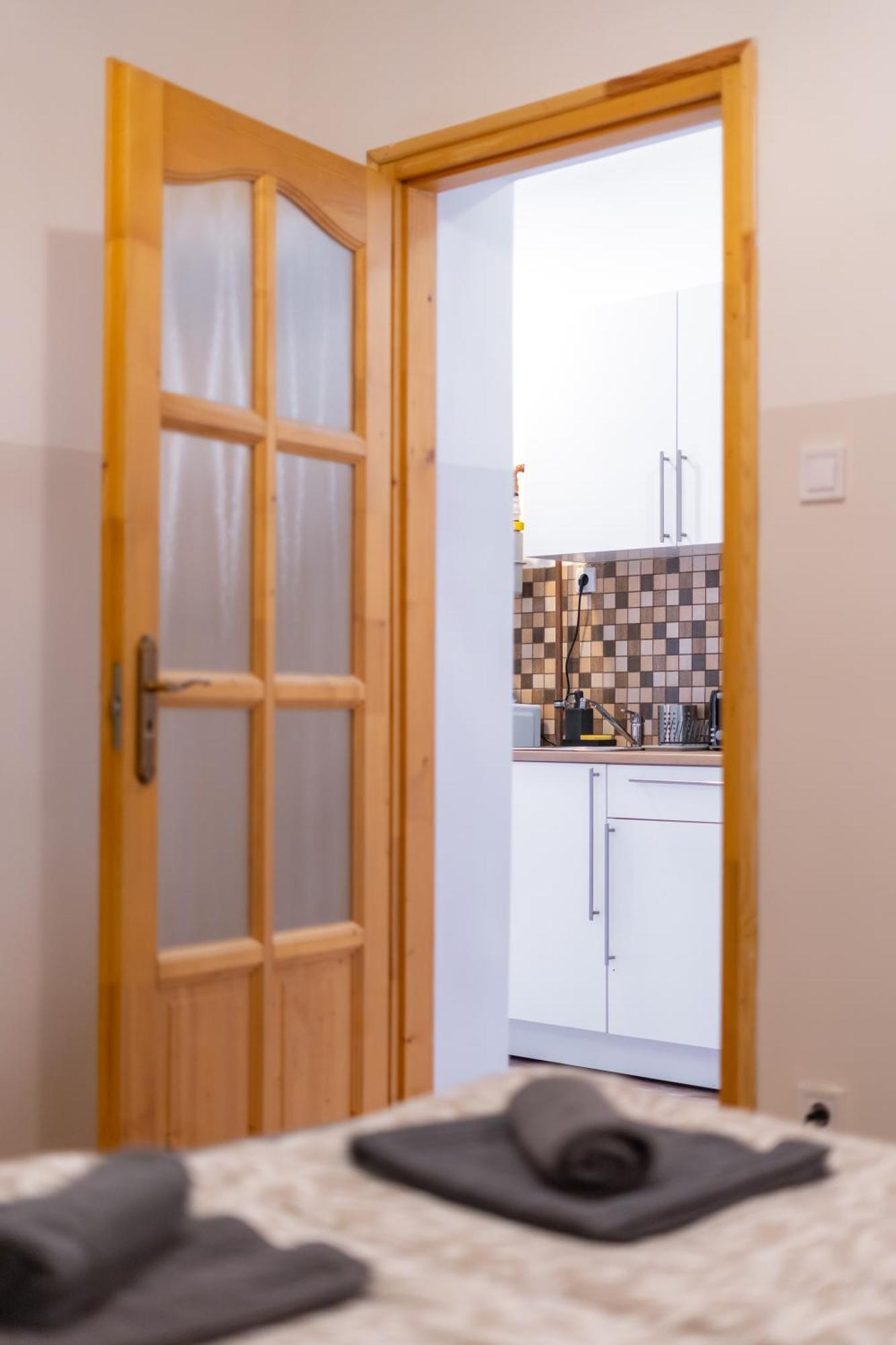 Cozy Apartment In Akacfa Street Budapest Exteriör bild